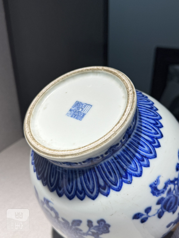 清乾隆 青花折枝瑞果纹兽耳衔环尊 - 图20